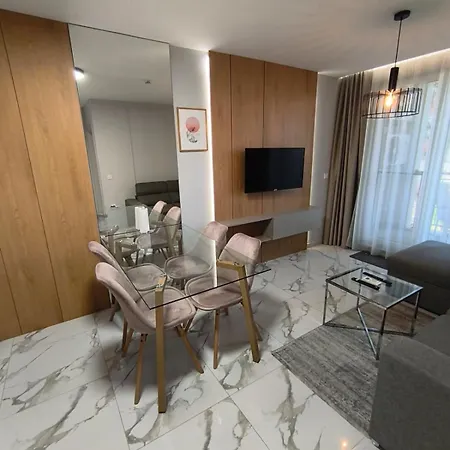 Schoene Im Emilia Romana Park Apartman Napospart